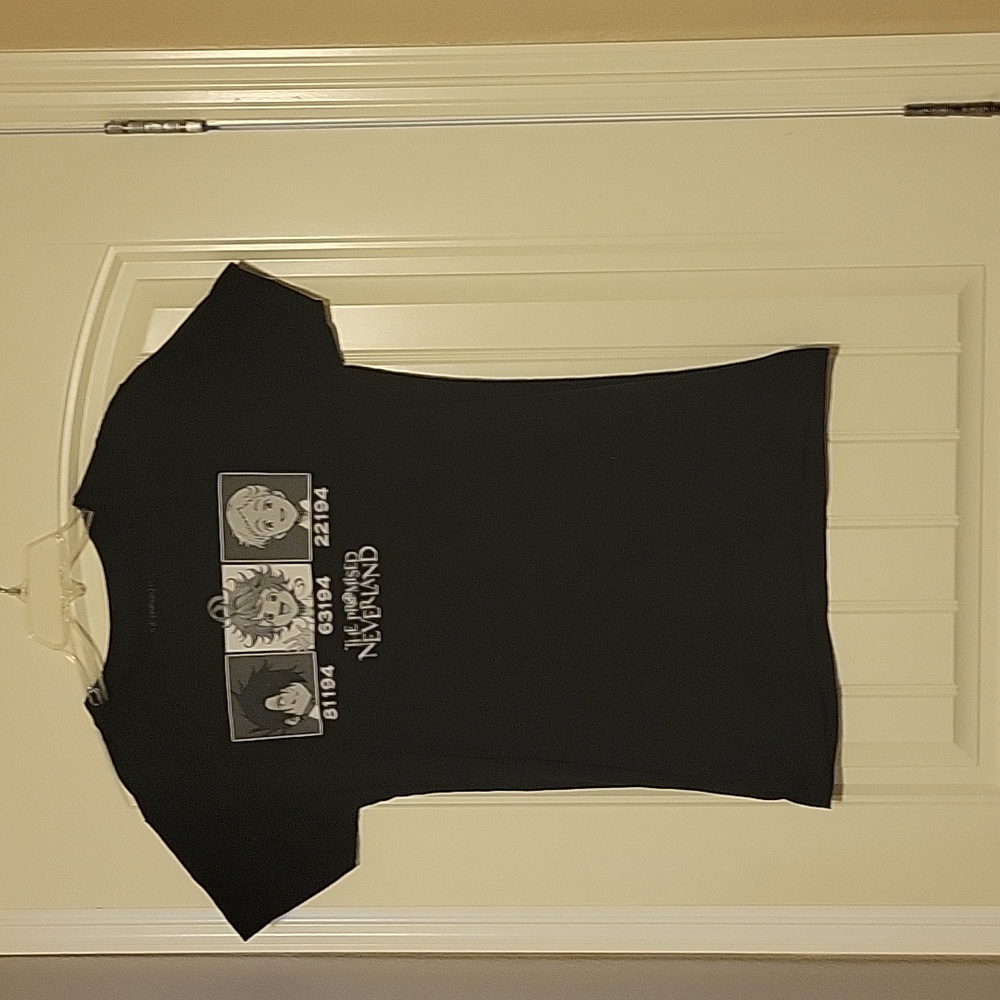 Anime The Promised Neverland T-shirt fitted size XL, fits more like a Med